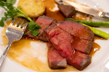 Sautéed beef fillet with soy sauce-based sauce.