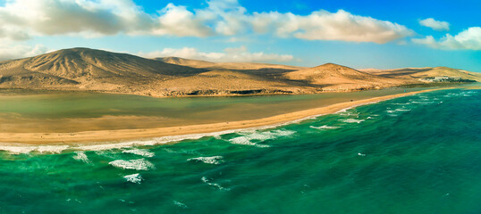 Atemberaubender Panoramablick aus der Luft auf die Lagune und den Strand von Sotavento Fuerteventura