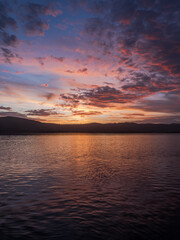 Obraz premium Colorful sunset with dramatic sky clouds over Knysna lagoon