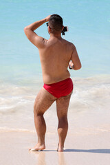 Junger Mann am Strand/Meer