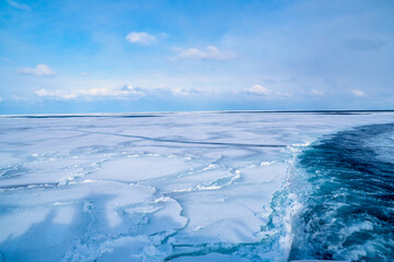 流氷を砕いて進む © 浩 中島