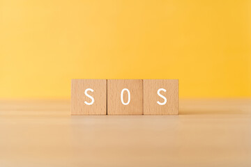 「SOS」と書かれた積み木