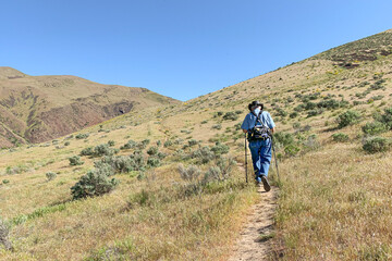 Obraz premium man hiking in the mountains