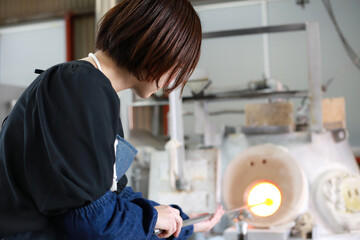 ガラス容器を作る女性　吹きガラス