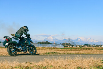 Fototapeta na wymiar 雪化粧の日光連山とバイク