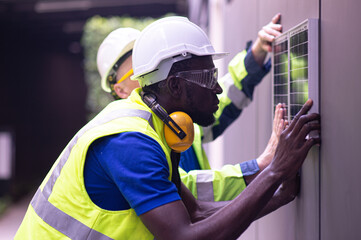 Obraz premium Electrical engineers hold solar panels, consult and plan for renewable energy.