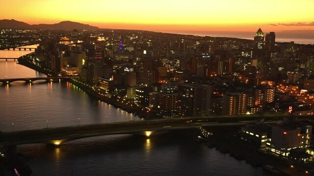 新潟市の日没後の夜景　萬代橋付近の街並み　タイムラプス