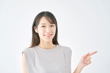 女性　指差し　白背景
