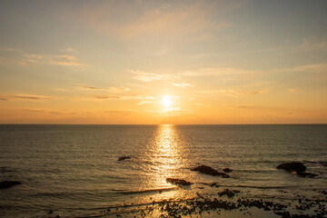 美しい静かな海の夕暮れ
