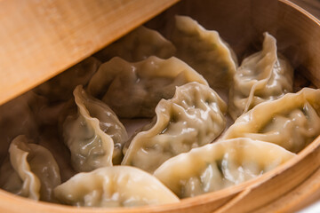 육즙이 가득한 맛있는 만두 요리