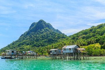 Naklejka premium Beautiful landscapes view borneo sea gypsy water village in Bodgaya Mabul Island, Semporna Sabah, Malaysia.