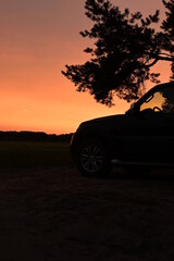 Fototapeta na wymiar Geländewagen im Sonnenuntergang als Silhouette Roadtrip