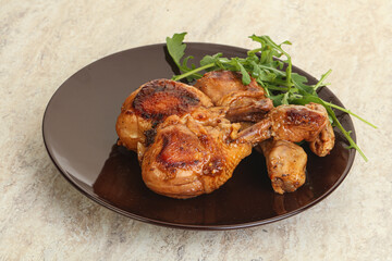 Roasted chicken leg with rucola