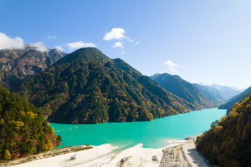 長野県大町市の紅葉真っ盛りの高瀬渓谷を、上空から空撮