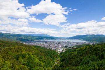 初夏の長野県岡谷市の上空から、空撮した諏訪湖