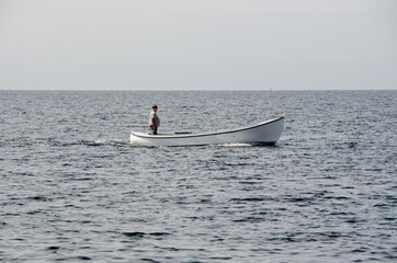 einsamer Fischer in seinem Boot