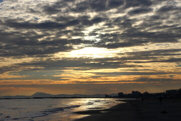 Alba nuvolosa sul mare