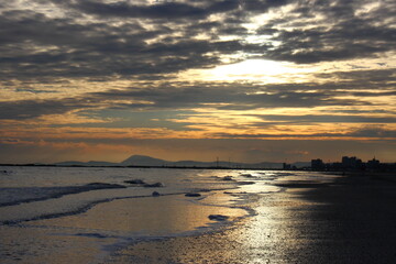 Alba nuvolosa sul mare