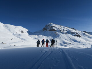 Ski de randonn&eacute;e alpinisme dans les montagnes des Alpes l'hiver dans la neige avec un groupe de skieurs aguerris