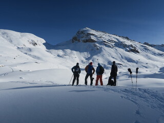 Ski de randonn&eacute;e alpinisme dans les montagnes des Alpes l'hiver dans la neige avec un groupe de skieurs aguerris
