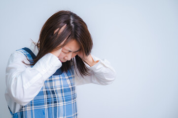 忙し過ぎてストレスで頭を抱えるミドル層の日本人女性 主婦のイメージ