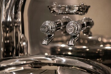 Wasserhähne über einem Waschbecken - eine schicke Armatur in schönem Design