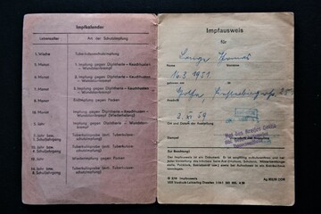 Historisches Dokument  - Ein Impfausweis aus früheren Zeiten, als eine Diskussion um eine Impfpflicht nicht relevant war