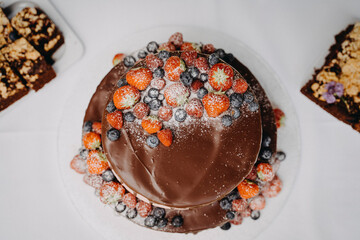 Schokokuchen mit Erdbeeren und Heidelbeeren.