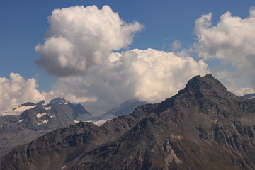 Imposante Alpengipfel; Blick vom Piz Lunghin nach Südosten auf Piz Glüschaint (3594m) und Piz de...