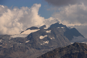 Alpenriesen vor den Wolken; Blick von Nordwesten gegen Piz Sella (3510m) und Piz Glüschaint...
