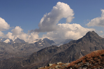 Zauberhafte Alpenlandschaft über dem Silsersee; Blick vom Piz Lunghin auf die Berninagruppe mit Piz Roseg (3935m) piz Glüschaint (3594m) und rechts im Vordergrund Piz de la Margna (3158m)