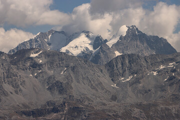 Majestätische Riesen; Blick von Nordwesten auf die Imposante Berninagruppe; Piz Bernina mit Biancograt (4048m), Piz Scerscen (3970m) und Piz Roseg (3935m)