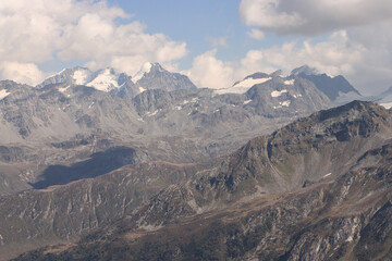 Imposante Bergkette; Blick von Nordwesten auf die Gipfel der Berninagruppe