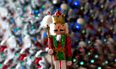 soldatino natalizio su sfondo di albero di natale illuminato con lucine colorate e copy space