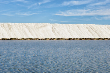 Les salins d'Aigues-Mortes : un tas de sel d'un blanc immaculé près de la saline. La pureté du...