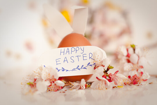 Background image with Easter cakes and eggs