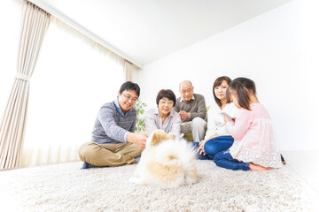 家族で犬と遊ぶ幸せな三世代ファミリー