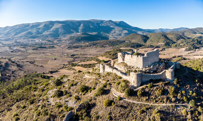 Panorama du château d'Aguilar à Tuchan dans l'Aude (France) - obrazy, fototapety, plakaty