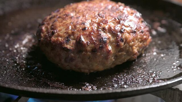 熱した鉄板の上のハンバーグ