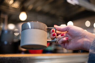 Fototapeta na wymiar マグカップを選ぶ女性の手