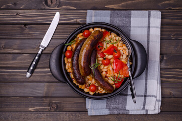 Braised beans with vegetables and fried sausages