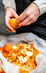 Obraz na płótnie Canvas Woman hand peeling fresh tangerine