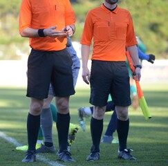 Fototapeta premium tirage pour le choix du terrain par l'arbitre au football avant match 