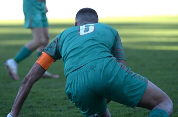 le joueur de football se relève après une faute