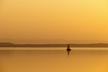 Segelboot am Neusiedlersee im Sonnenuntergang, Burgenland, Österreich