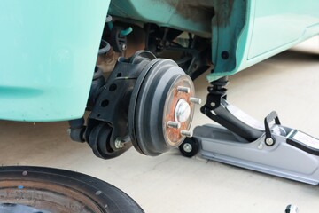 車のタイヤ交換と整備　ジャッキアップ　ブレーキディスク