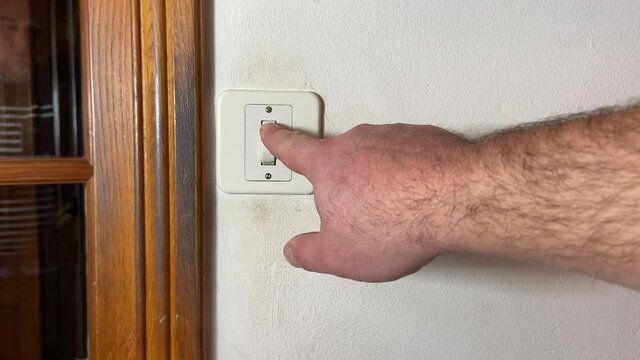 Allumer et éteindre la lumière dans un appartement