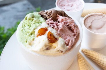 un kilo de helado en envase termino de gustos frutales