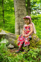 Obraz premium A young girl on the trip to the forest.