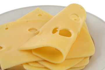 Assiette de tranches d'emmental en gros plan